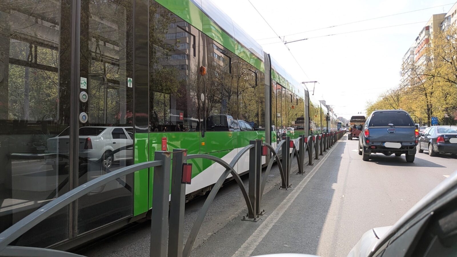 Linia 21, blocată de o oră și jumătate pe Șoseaua Colentina. STB: un călător are nevoie de îngrijiri medicale