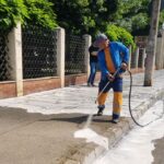 „Curățenia la bordură”continuă pe Șoseaua Ștefan cel Mare, din Sectorul 2. FOTO: PS2