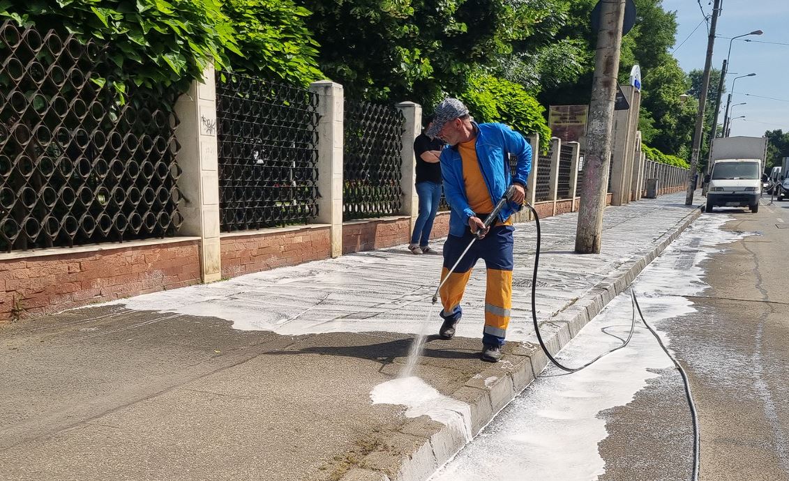 „Curățenia la bordură”continuă pe Șoseaua Ștefan cel Mare, din Sectorul 2. FOTO: PS2