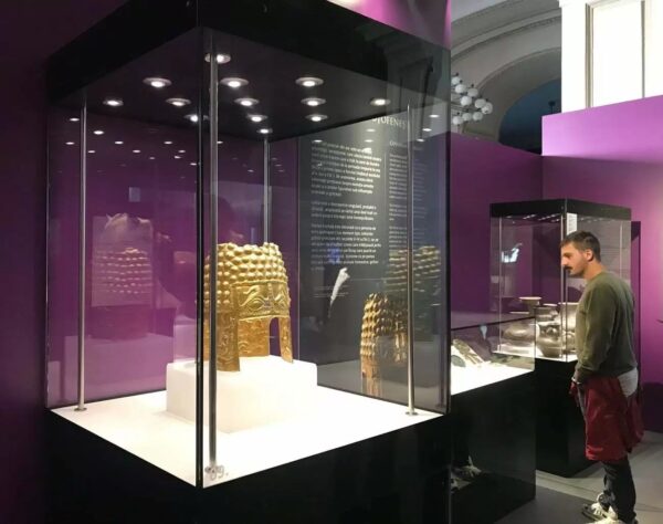 Coiful de la Coțofenești a fost recuperat, alături de două din cele trei brățări dacice furate din Olanda. Foto: Arhivă