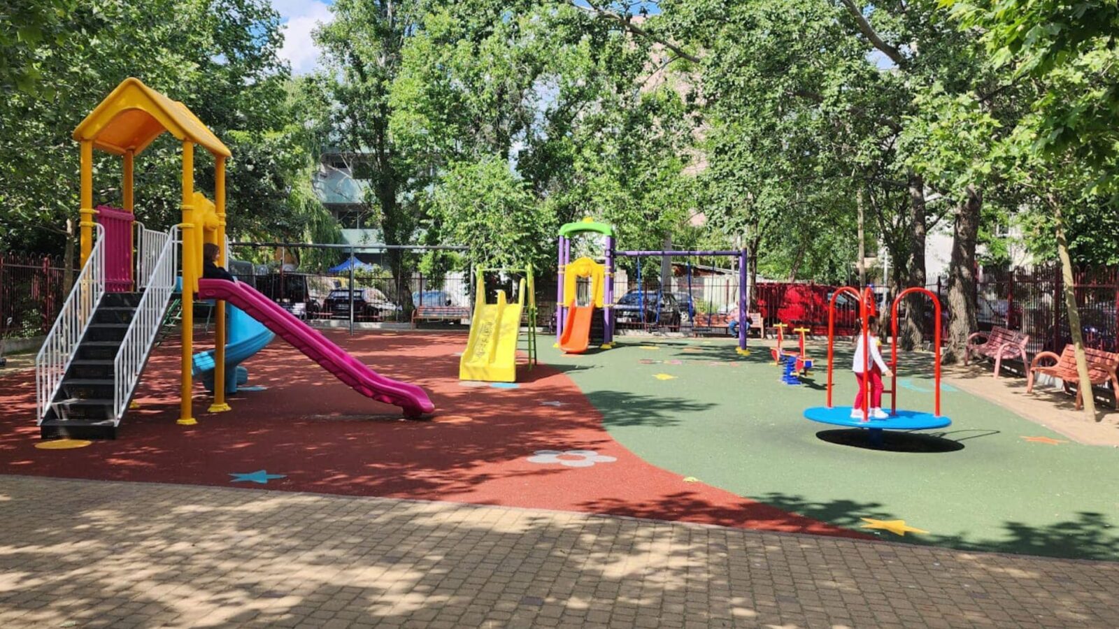 Fără licitație. Compania Sectorului 3 primește aproape două milioane de euro pentru tobogane și leagăne