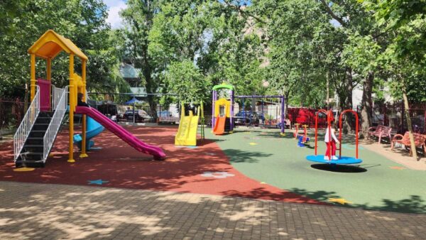 Fără licitație. Compania Sectorului 3 primește aproape două milioane de euro pentru tobogane și leagăne