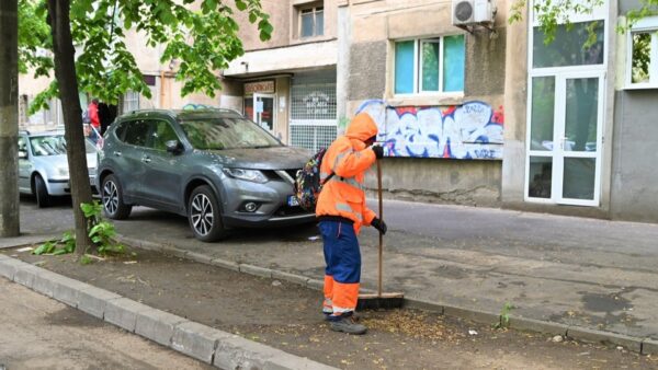 Aproape 100.000 de euro pentru măturat „fictiv”, în Sectorul 2. Suprafața facturată, mai mare decât cea reală