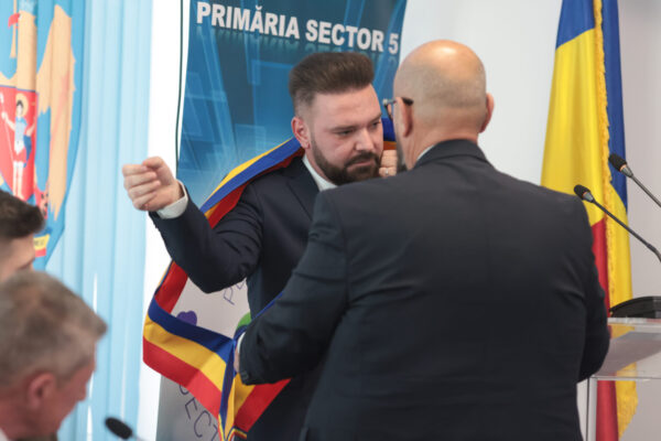 Primăria lui Piedone Jr. cheltuie zeci de mii de euro pe saci de gunoi personalizați. Contractul a ajuns la o firmă fondată de un fost ofițer SIE condamnat
