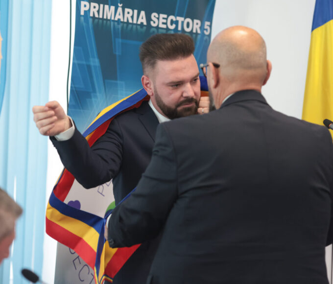 Primăria lui Piedone Jr. cheltuie zeci de mii de euro pe saci de gunoi personalizați. Contractul a ajuns la o firmă fondată de un fost ofițer SIE condamnat