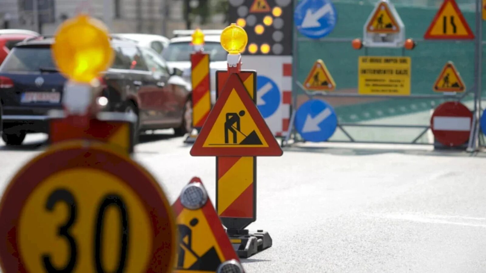 Restricții temporare de circulație, de luni, pe mai multe străzi din București. Sunt instituite pentru modernizarea liniei de tramvai