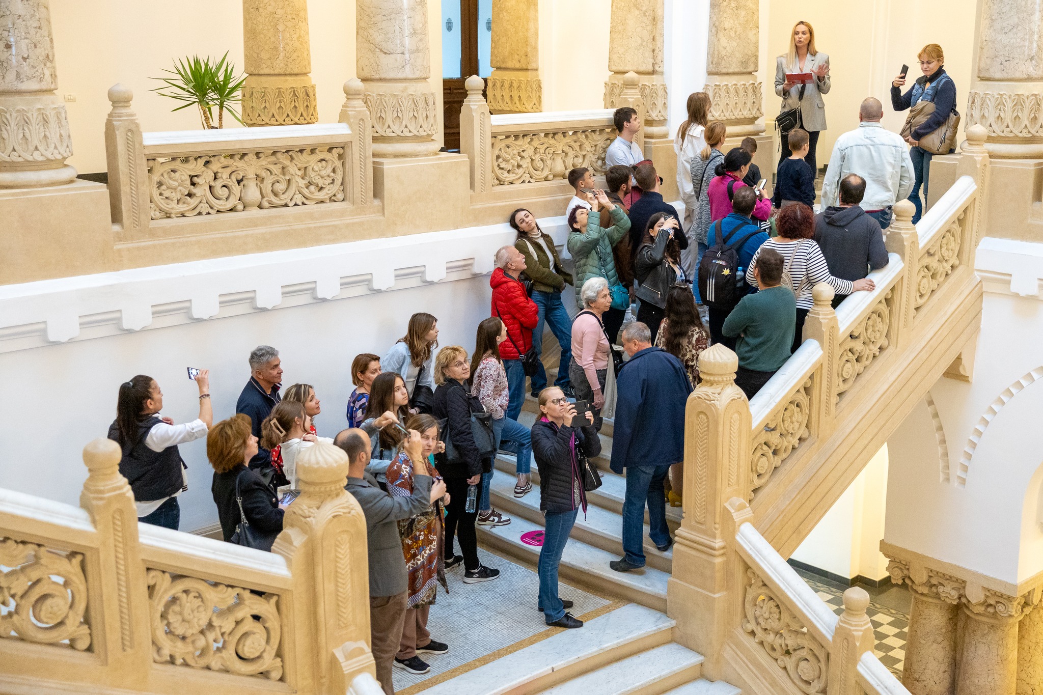 Birocrația „climatică”: Scaune, corturi pentru sinistrați, echipamente de conferință și ecografe medicale, trecute de Primăria Capitalei la investiții „verzi”