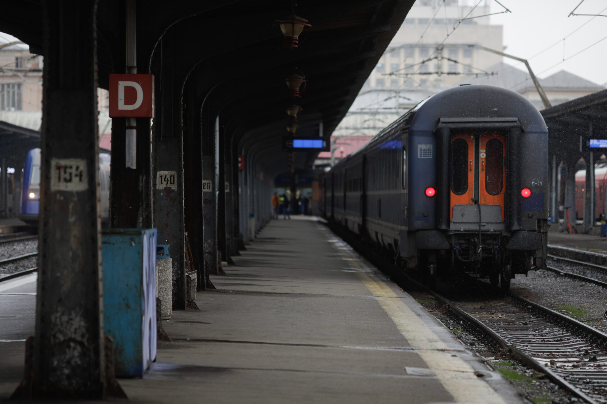 Un tren Intercity, cu destinația București, a deraiat la Suceava și sosește cu 2 ore întârziere