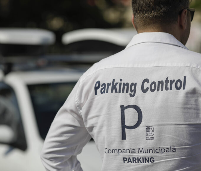 INVESTIGAȚIE | Firmă fără angajați, care vinde articole sanitare, furnizează indicatoare rutiere în București. Compania de Parking a încredințat contractul de peste 50.000 de euro unui SRL cu legături în PUSL