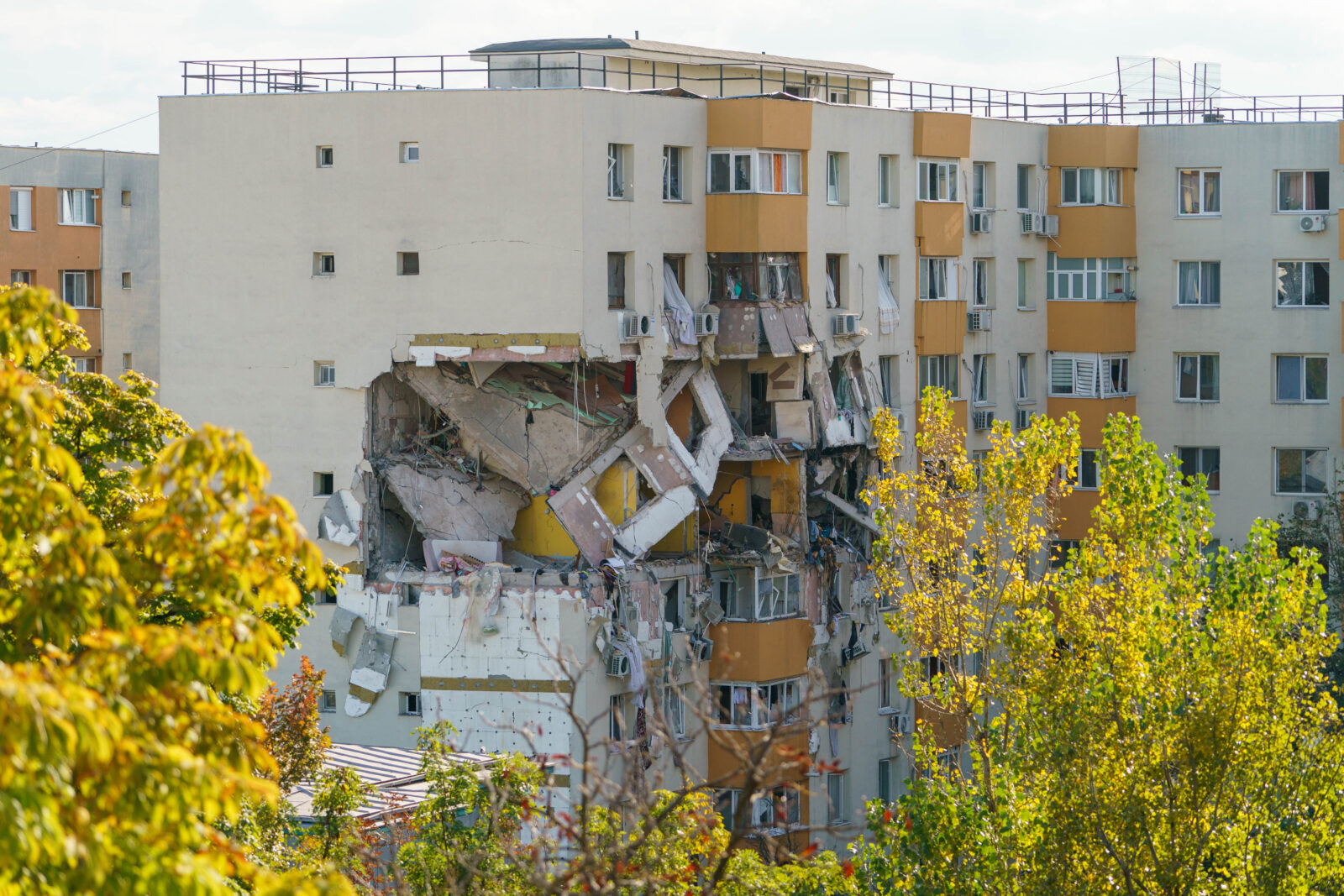 Prejudiciu de peste 50 milioane de euro în cazul blocului explodat din Rahova. Patru persoane fizice și trei persoane juridice, cercetate în cauză