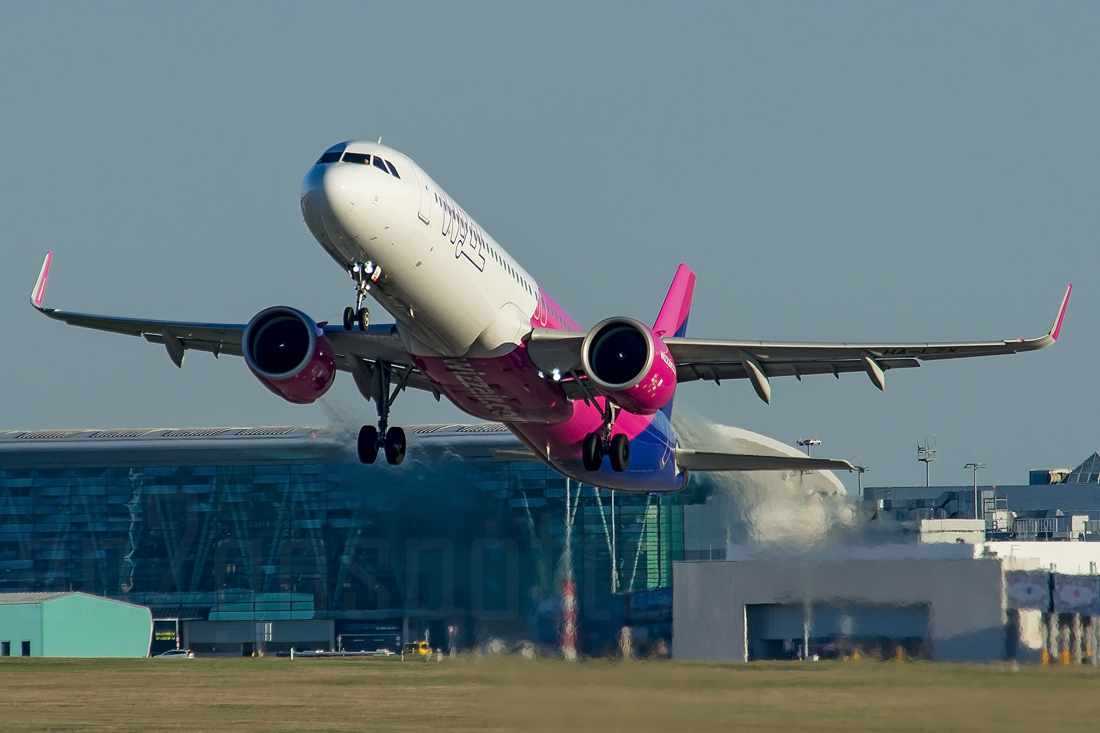 Wizz Air reia, de la finalul lunii mai, zborurile pe ruta București - Tel Aviv