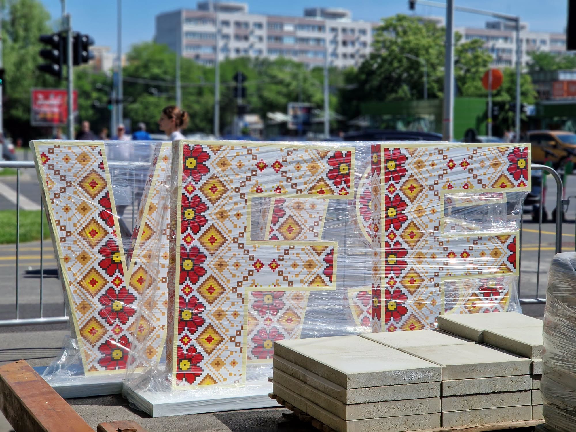 Pregătirile pentru West Side Flower Fest 2026, pe ultima sută de metri. A început montarea decorului în Parcul Drumul Taberei