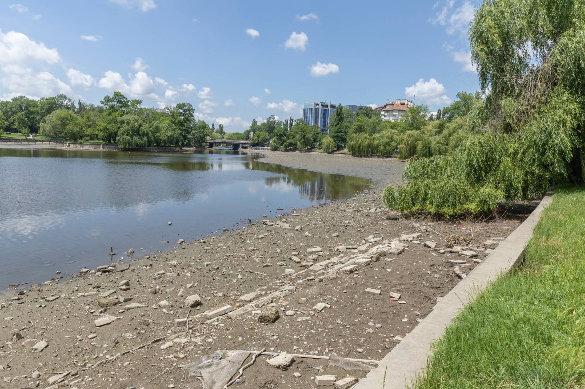 Au început lucrările pentru refacerea malurilor lacului Herăstrău. Cât va dura prima fază a modernizării parcului
