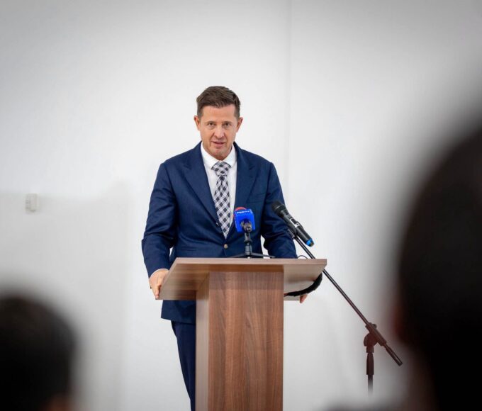 Hubert Thuma, atac la adresa lui Bolojan, după ce a fost exclus din PNL: Omul care a trăit din sinecurile îmi cere să renunț la mandat