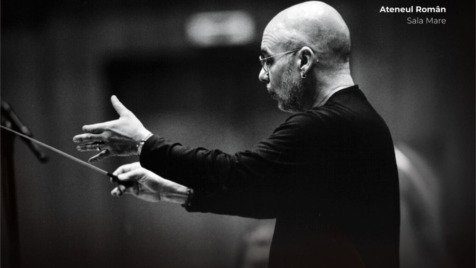 Dennis Russell Davies dirijează pentru prima dată Orchestra Filarmonicii „George Enescu”