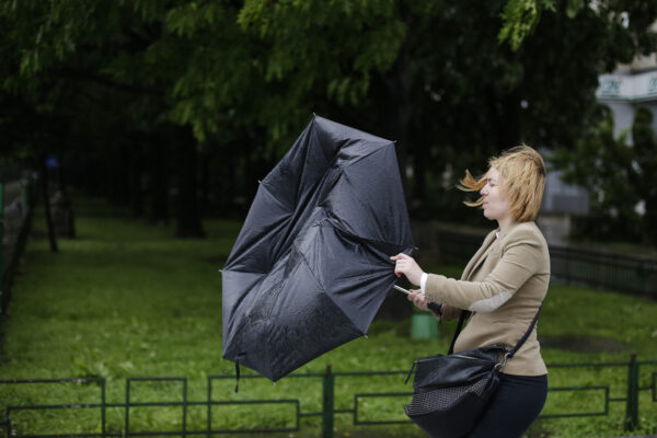 Ploaie și vânt, la București, în primele zile de vară. ANM a emis prognoza specială