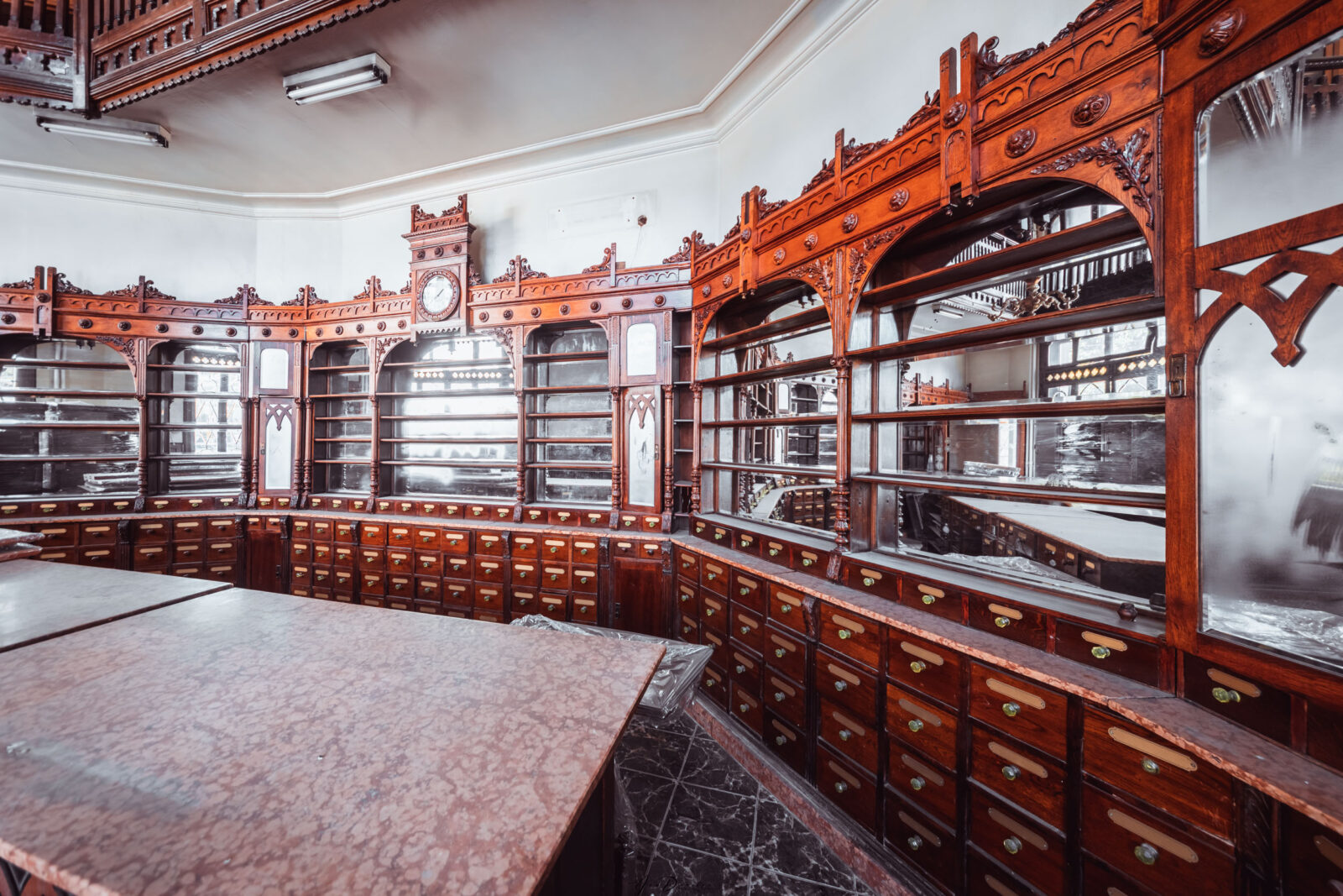 Încă un pas pentru restaurarea celei mai vechi farmacii din Capitală. Parteneriatul pentru redeschiderea Casei Hotăranu, pe masa CGMB