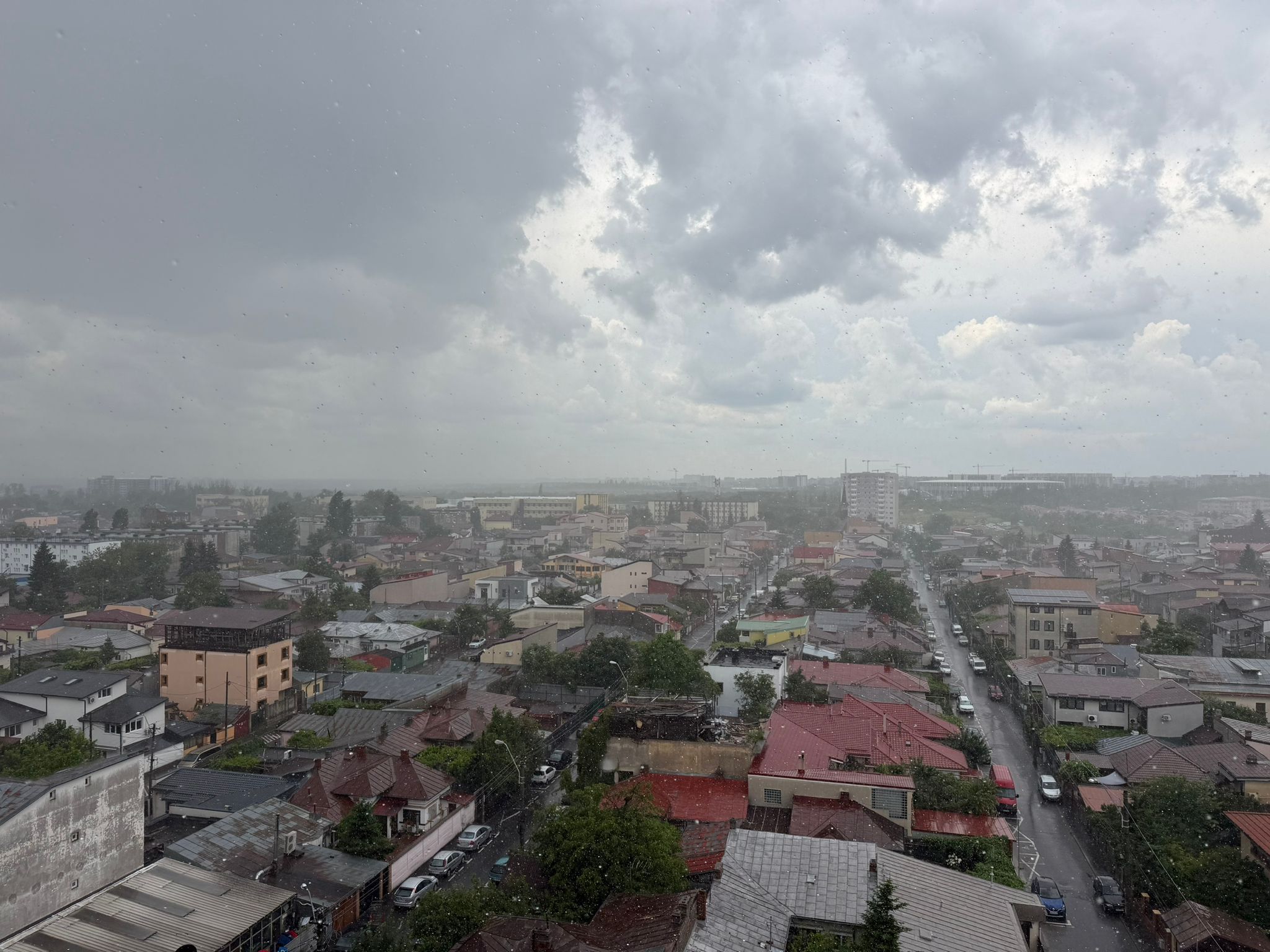 Temperaturile scad în weekend, în Capitală. Revin și ploile, iar vântul bate mai tare