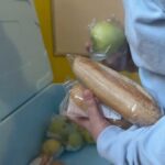 Un pachet și un fruct, în loc de un prânz cald, pentru elevii Şcolii Gimnaziale nr. 32 în cadrul programul naţional „Masă sănătoasă". FOTO: euronews.ro