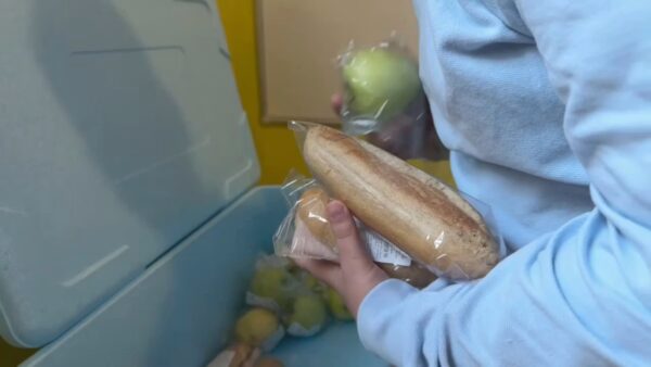 Un pachet și un fruct, în loc de un prânz cald, pentru elevii Şcolii Gimnaziale nr. 32 în cadrul programul naţional „Masă sănătoasă". FOTO: euronews.ro
