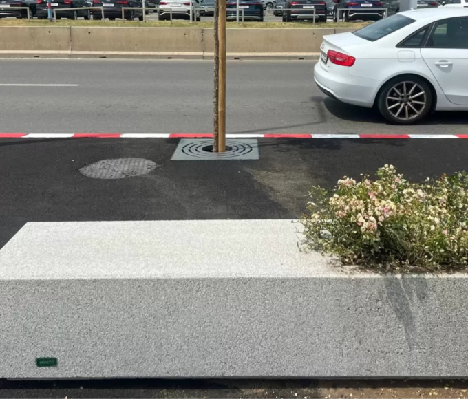 Ecovol SA, compania publică din Voluntari, consideră că băncile-jardinieră din articolul BdB sunt „ansambluri de mobilier urban formate din bănci cu jardiniere incorporate”