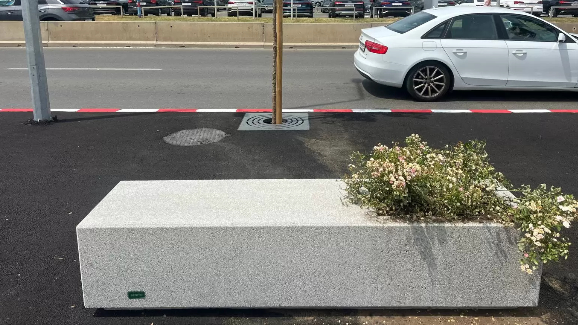 Ecovol SA, companie publică din Voluntari, susține că a plătit pentru „bănci cu jardiniere încorporate” de cinci ori mai mult decât costă cele de lemn pentru că rezistă la vandalism | Drept la replică
