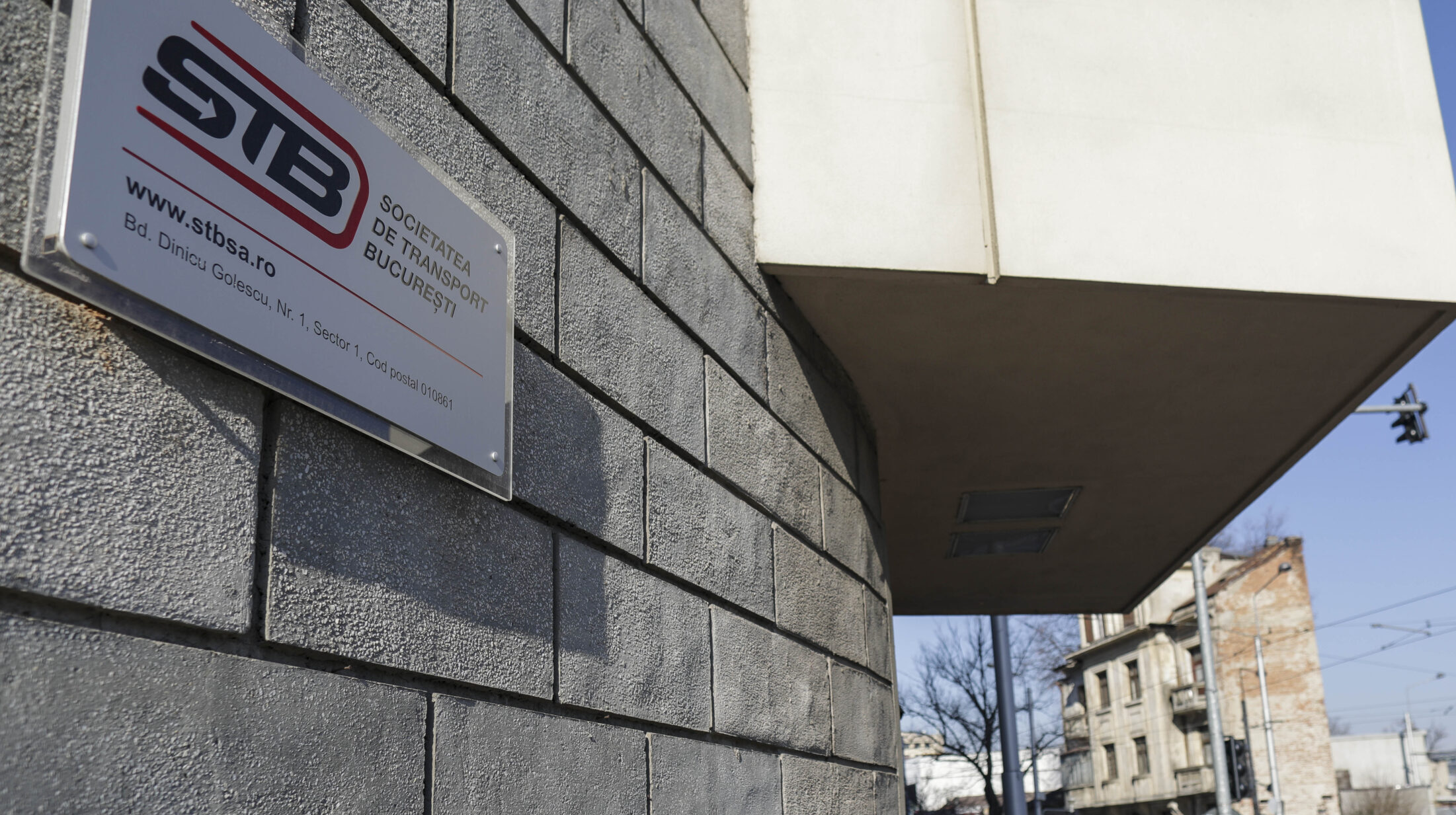 Firma către care STB are datorii de 200 de milioane de euro pentru 40 tramvaie rusești noi este dispusă să renunțe la 90% din datorie dacă tranzacția are loc. Nicușor Dan a blocat contractul