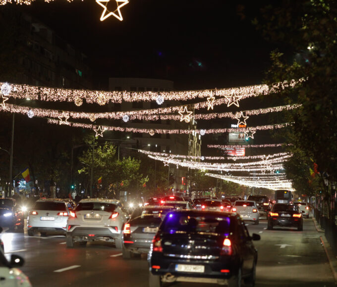 De ce Primăria Capitalei plătește la final de an pentru luminițele de Crăciun de cinci ori mai mult decât se angajează în vară