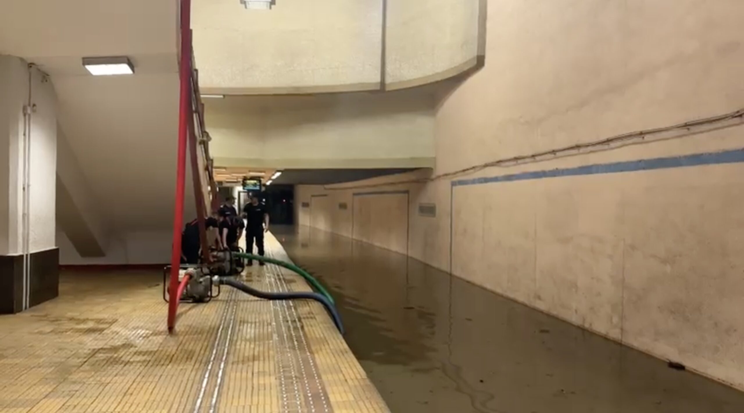 O angajată Metrorex, intubată după inundația de la stația Piața Victoriei. Lider de sindicat: Toți care prezentați probleme de respirație, să mergeți la Spital  | Club Feroviar