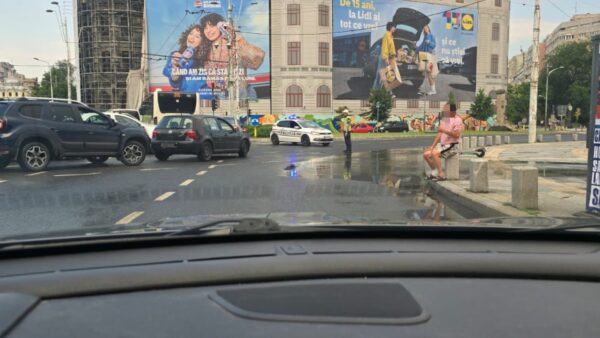 Trafic restricționat pe Bulevardul Magheru din cauza unui acoperiș care ar putea cădea pe carosabil
