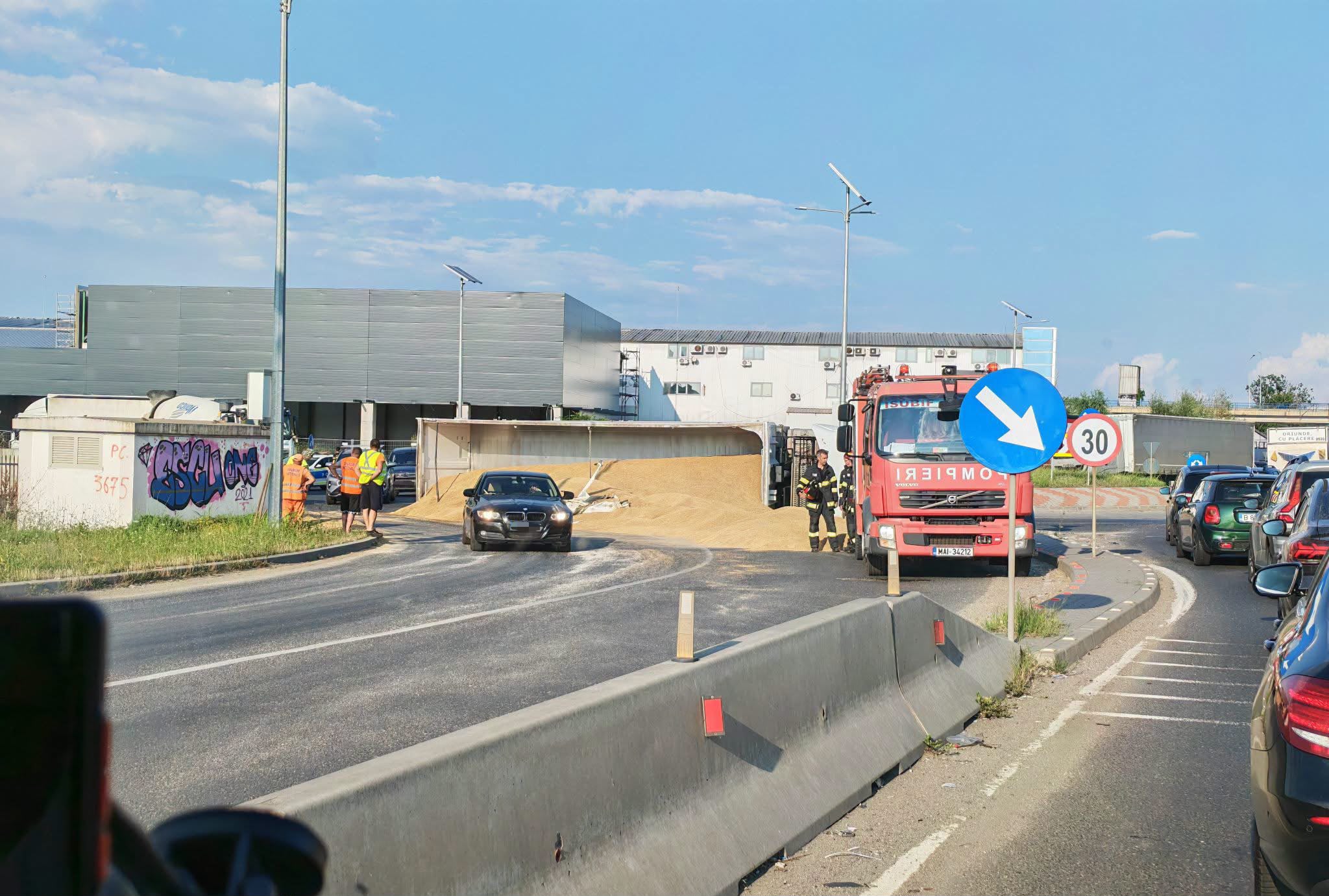 VIDEO | Un camion cu cereale s-a răsturnat pe Centura Bucureștiului. Traficul este îngreunat