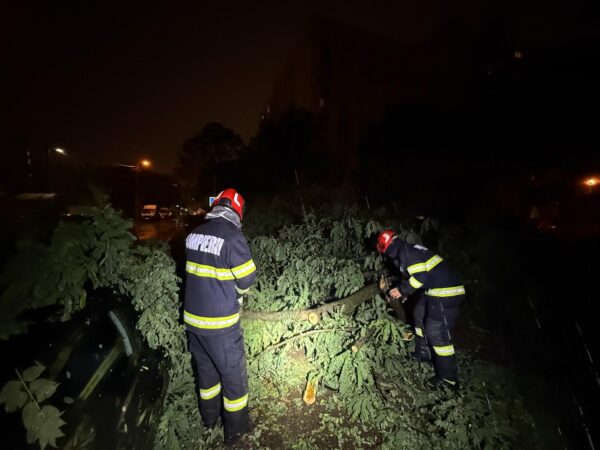 Mai multe forțe ISU din jurul Capitalei, trimise să-i ajute pe pompierii bucureșteni. FOTO: DSU