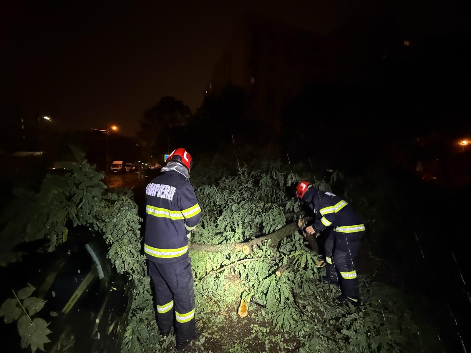 Mai multe forțe ISU din jurul Capitalei, trimise să-i ajute pe pompierii bucureșteni. FOTO: DSU