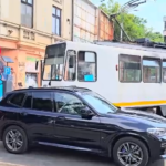 Linia 21, blocată aproape o oră, din cauza unei mașini parcate ilegal. Sursă: Mihai-Marco Percă