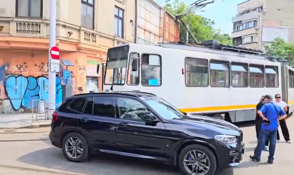 Linia 21, blocată aproape o oră, din cauza unei mașini parcate ilegal. Sursă: Mihai-Marco Percă