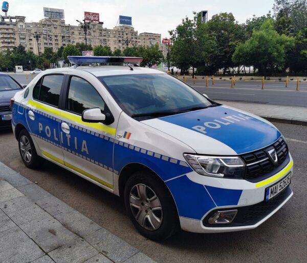 Polițiști din București, acuzați că au bătut o femeie trans într-o secție.