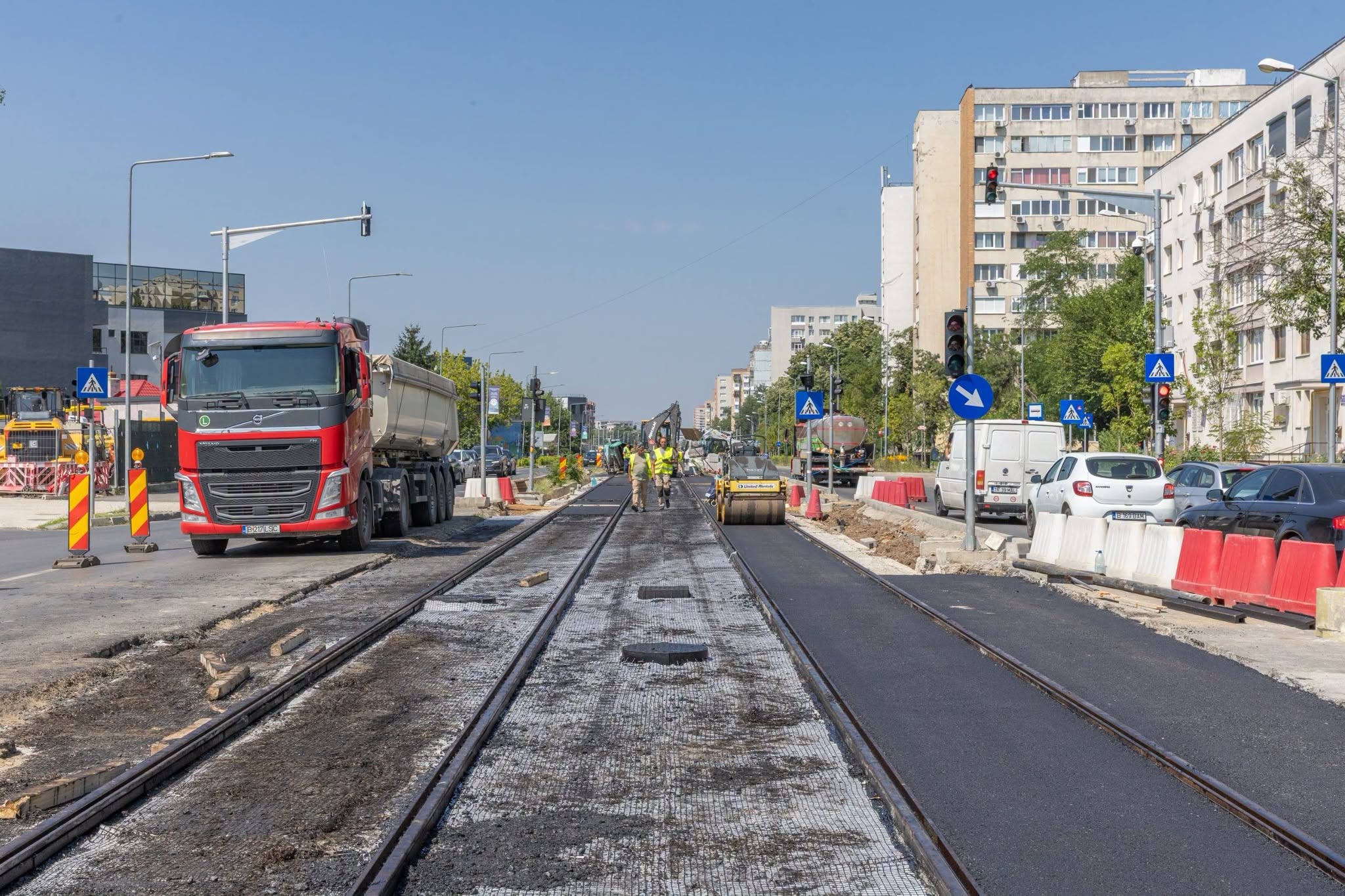 Primarul Capitalei despre șantierele liniilor de tramvai: „Unele se vor închide anul acesta, altele  anul viitor”. PMB: Pe sub șine am găsit conducte de 100 de ani