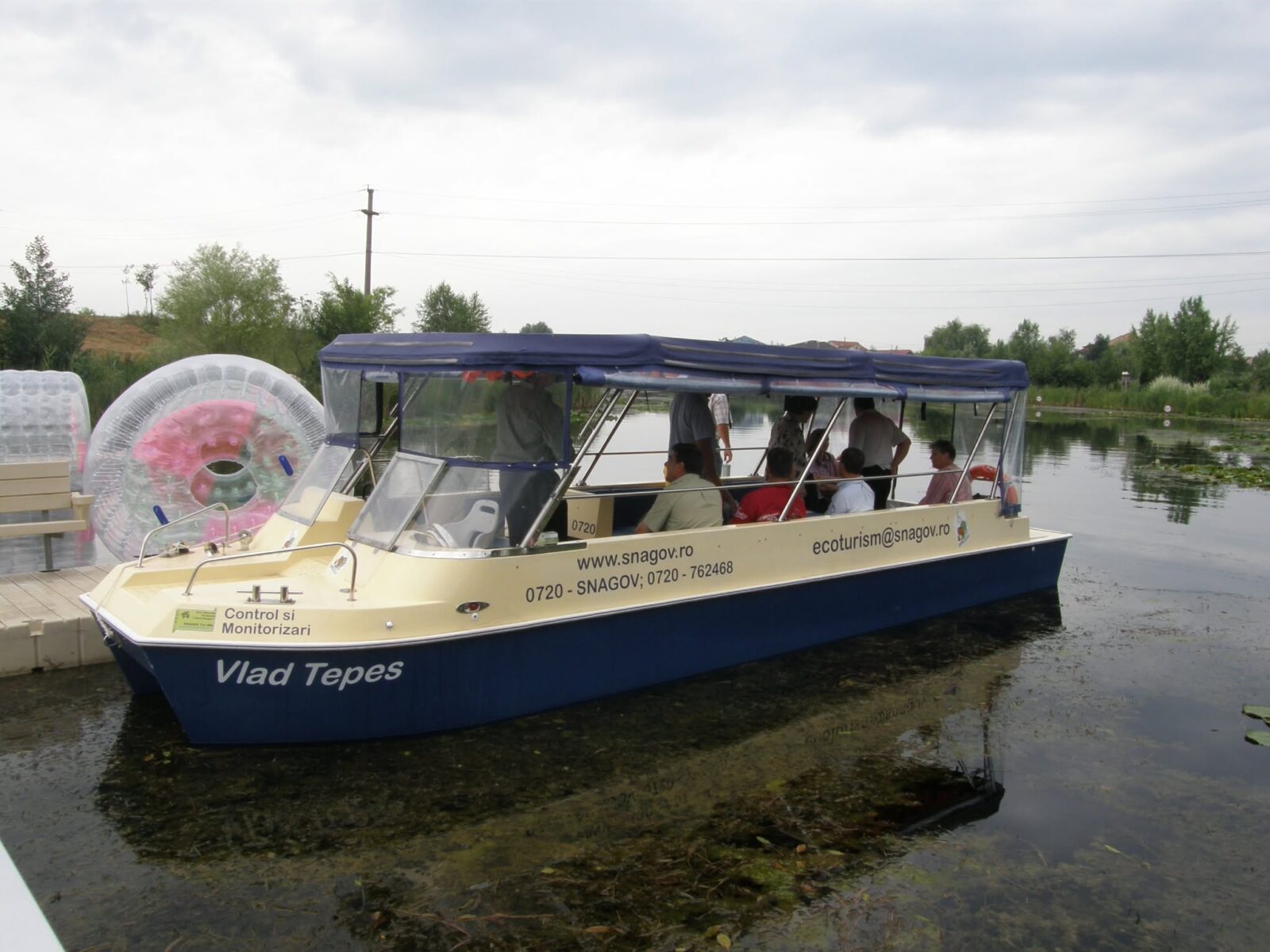 Povestiri la bordul vaporașului, pe Lacul Snagov. Cât costă plimbările pe apă însoțite de ghiduri audio prin Rezervația Naturală