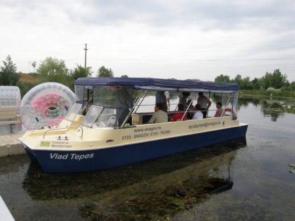 Povestiri la bordul vaporașului, pe Lacul Snagov. Cât costă plimbările pe apă însoțite de ghiduri audio prin Rezervația Naturală