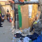 Amenzi de peste 7.000 de lei pentru 17 persoane care locuiau într-un imobil din Sectorul 2 fără forme legale. Polițiștii locali au sesizat și branșamente ilegale la rețeaua electrică | FOTO: DGPL S2