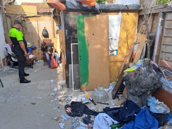 Amenzi de peste 7.000 de lei pentru 17 persoane care locuiau într-un imobil din Sectorul 2 fără forme legale. Polițiștii locali au sesizat și branșamente ilegale la rețeaua electrică | FOTO: DGPL S2