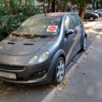 Mașini abandonate pe trotuar: Foto: FB/ Primăria Sector 6