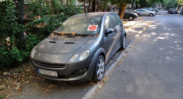 Mașini abandonate pe trotuar: Foto: FB/ Primăria Sector 6