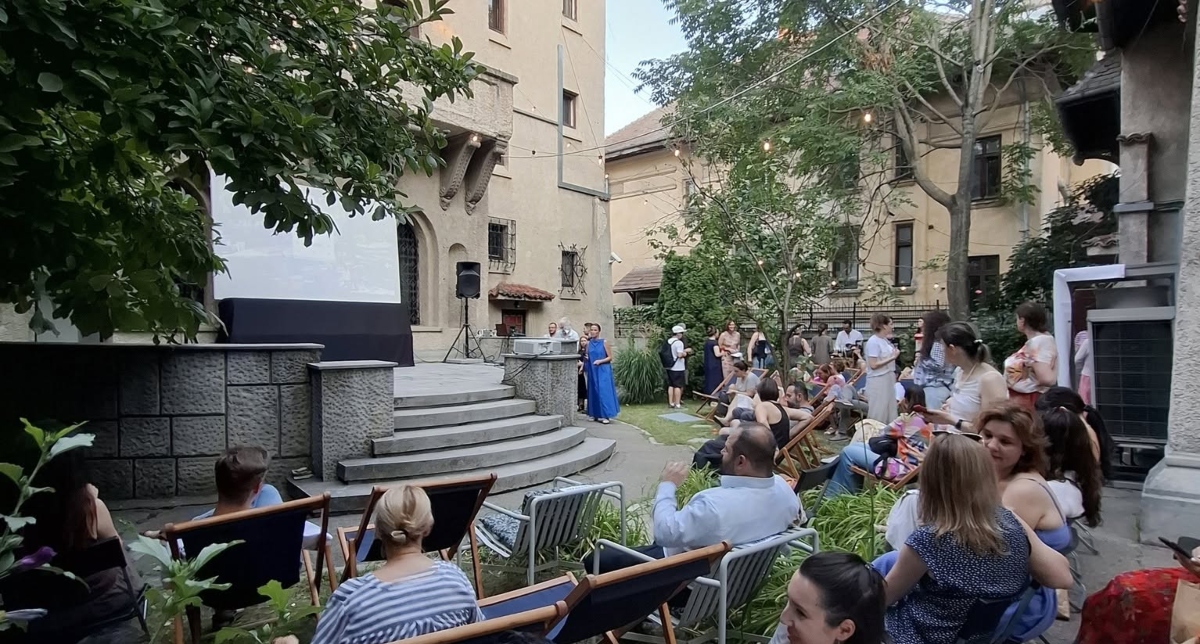 Film proiectat în grădina Muzeului Hărților Sentimental Value