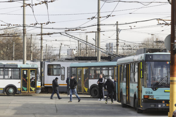În prag de insolvență, transportul din București nu va fi gratuit. Ciucu: „Este o informație falsă. Biletele acoperă doar 17% din costul transportului în comun” | FOTO: Inquam Photos / Octav Ganea