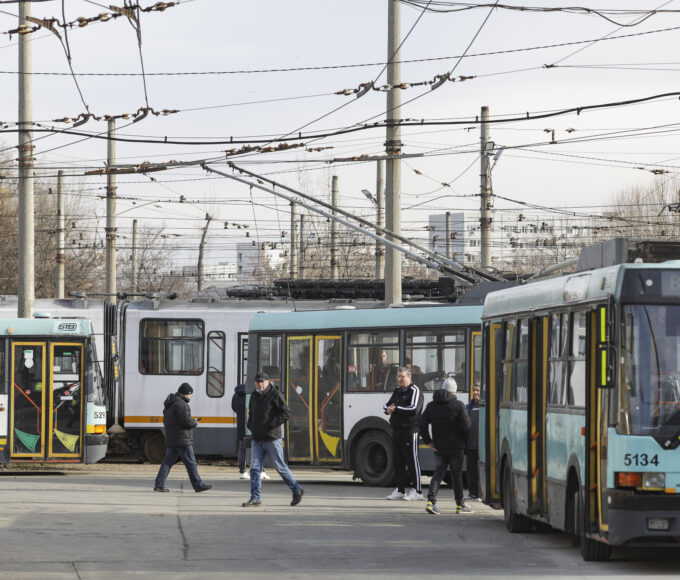 În prag de insolvență, transportul din București nu va fi gratuit. Ciucu: „Este o informație falsă. Biletele acoperă doar 17% din costul transportului în comun” | FOTO: Inquam Photos / Octav Ganea