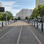 Linia de tramvai de pe Bulevardul Chișinău, finalizată. Echipele de muncitori se ocupă de firul de contact și de stații