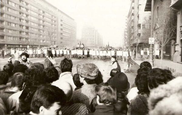 „Fantomele” de la Intercontinental: Cum a arătat noaptea în care Lucian Pahonțu a stat în spatele scuturilor, iar sângele din Piața Universității a fost spălat cu furtunul