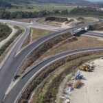 VIDEO | Se toarnă asfaltul de uzură pe ultimii metri din Secțiunea 4 a Autostrăzii A1, cea care va lega Bucureștiul de Sibiu. Când ar putea fi finalizat acest tronson