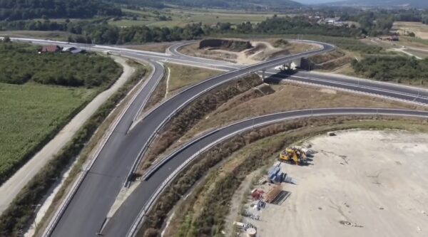 VIDEO | Se toarnă asfaltul de uzură pe ultimii metri din Secțiunea 4 a Autostrăzii A1, cea care va lega Bucureștiul de Sibiu. Când ar putea fi finalizat acest tronson